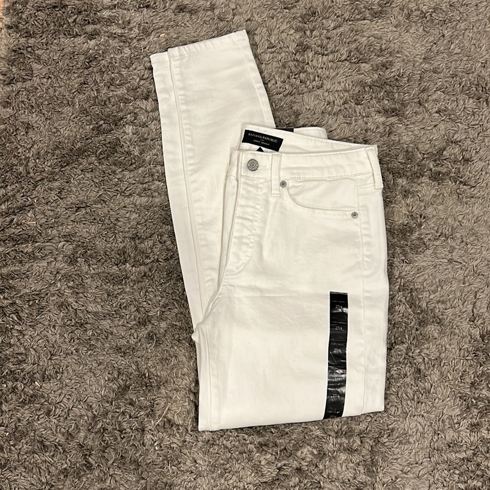 Banana Republic Women’s White Curvy Skinny Boyfriend Jeans. NWTs!